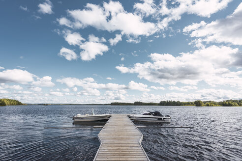 Finnland, Steg mit Booten in einem abgelegenen See - KKAF01700