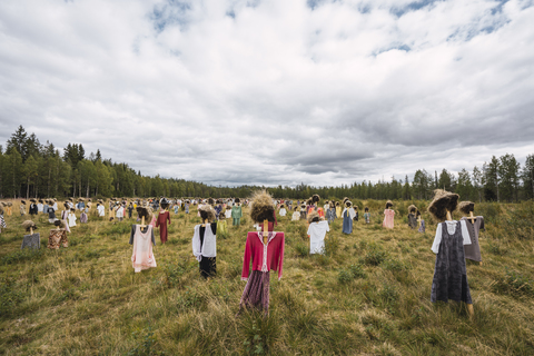 Finnland, Suomussalmi, The Silent People, Kunstprojekt mit einer Schar von Schreckenskrähen, lizenzfreies Stockfoto