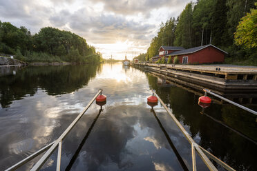 Finnland, Kajaani, Anlegestelle in einem Fluss - KKAF01707