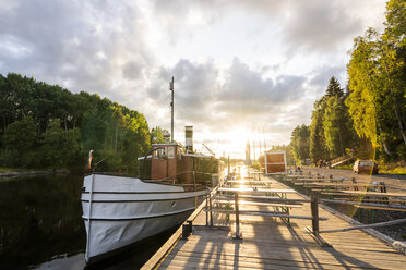 Finland, Kajaani, Boat moored at jetty - KKAF01712