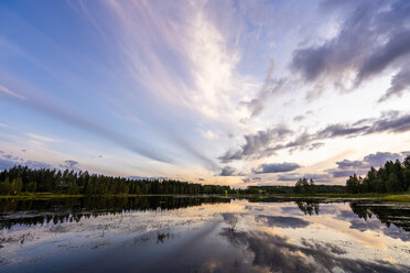 Finnland, Kjaani, Kajaani-Fluss bei Sonnenuntergang - KKAF01720