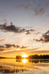 Finnland, Kjaani, Kajaani-Fluss bei Sonnenuntergang - KKAF01721