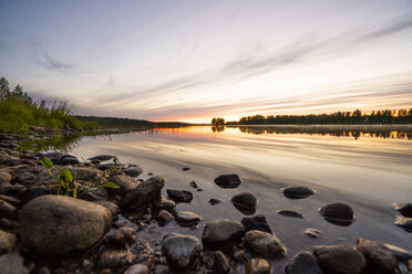 Finnland, Kjaani, Kajaani-Fluss bei Sonnenuntergang - KKAF01724