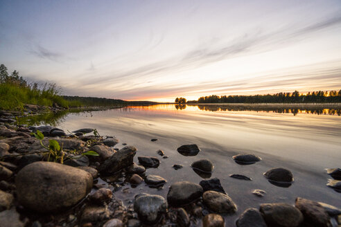 Finnland, Kjaani, Kajaani-Fluss bei Sonnenuntergang - KKAF01724