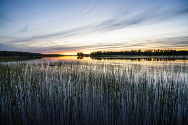 Finnland, Kjaani, Kajaani-Fluss bei Sonnenuntergang - KKAF01726