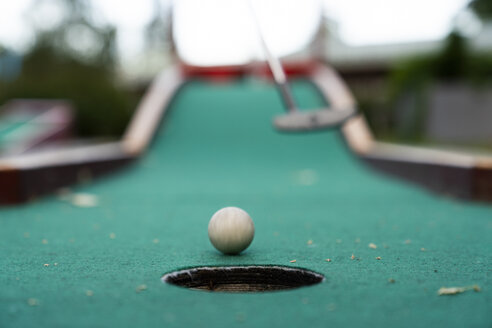 Ball und Schläger beim Minigolf - KKAF01738