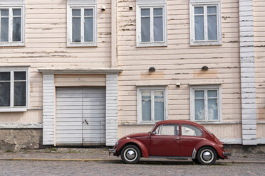 Finnland, Porvoo, Roter Oldtimer vor einer Hausfassade - KKAF01740