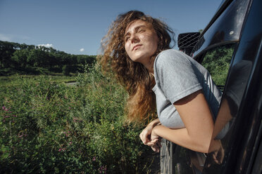 Young woman looking out of car window - VPIF00596