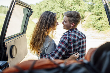 Romantic couple doing road trip, embracing - VPIF00602