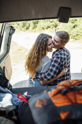 Romantisches Paar auf Road Trip, küssend - VPIF00603