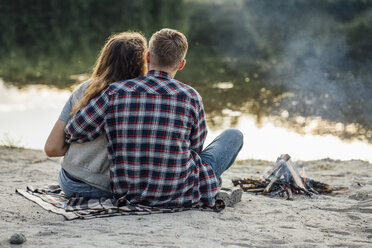 Romantic couple sitting at the riverside - VPIF00641