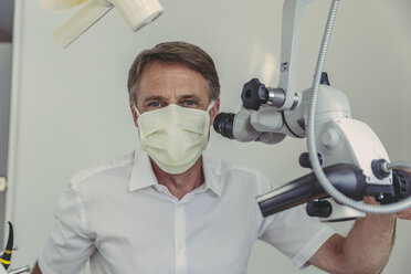 Dentist using microscope, portrait - MFF04551