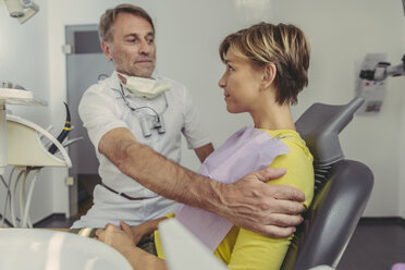 Dentist calming his patient before treatment - MFF04560