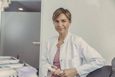 Female dentist holding electrical tooth brush - MFF04564