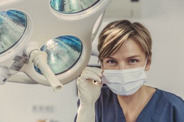 Dental surgeon wearing surgical mask, portrait - MFF04576