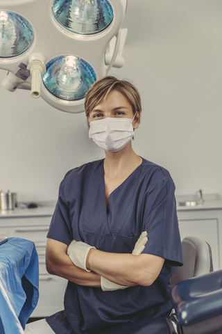 Zahnchirurg mit Mundschutz, Porträt, lizenzfreies Stockfoto