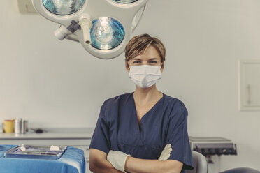 Dental surgeon wearing surgical mask, portrait - MFF04579