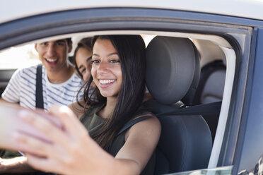 Freunde haben Spaß auf einem Roadtrip und machen Smartphone-Selfies - PACF00100