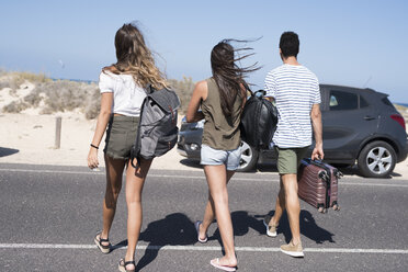 Freunde überqueren die Straße, tragen Taschen, gehen zum Strand - PACF00102