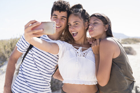 Freunde haben Spaß am Strand und machen Smartphone-Selfies - PACF00116