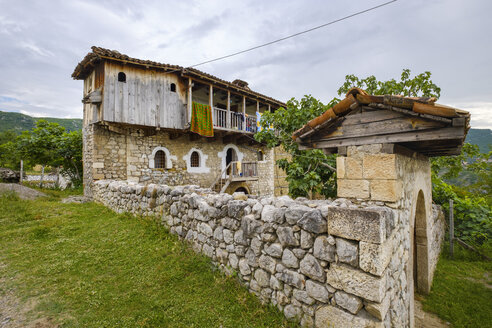 Albanien, Kreis Diber, Klos, Mat-Tal, traditionelles Bauernhaus - SIEF08011