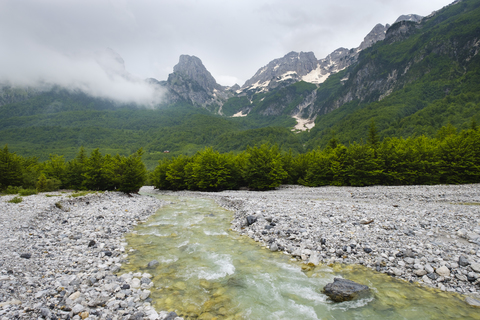 Albanien, Bezirk Kukes, Albanische Alpen, Valbona-Nationalpark, Valbona-Fluss, lizenzfreies Stockfoto