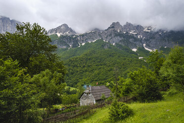 Albanien, Kreis Kukes, Rragam, Albanische Alpen, Valbona-Nationalpark, altes Bauernhaus - SIEF08017