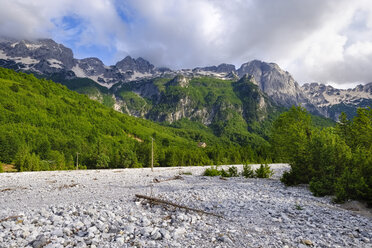 Albanien, Bezirk Kukes, Albanische Alpen, Valbona-Nationalpark, Hotel Margjeka, Valbona-Flussbett - SIEF08020