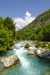 Albanien, Kreis Kukes, Albanische Alpen, Valbona-Nationalpark, Valbona-Tal, Valbona-Fluss - SIEF08024