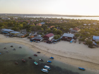 Indonesien, Bali, Luftaufnahme des Strandes von Benoa bei Sonnenuntergang - KNTF01319