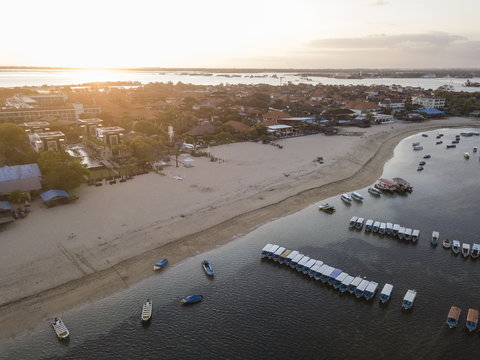 Indonesien, Bali, Luftaufnahme des Strandes von Benoa bei Sonnenuntergang, lizenzfreies Stockfoto