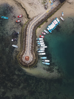 Indonesien, Bali, Luftaufnahme des Strandes von Benoa - KNTF01322