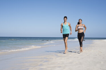 Spanien, Kanarische Inseln, Fuerteventura, junges Paar läuft am Strand - PACF00133