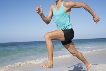 Spanien, Kanarische Inseln, Fuerteventura, junger Mann beim Sport am Strand - PACF00137