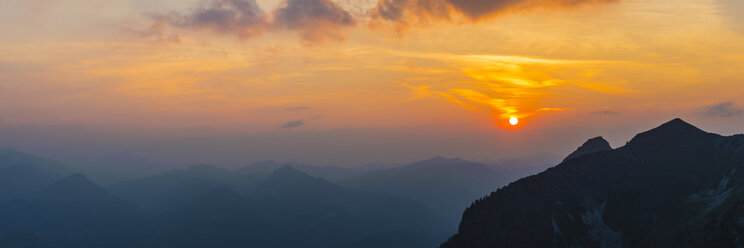 Deutschland, Bayern, Allgäu, Allgäuer Alpen, Blick vom Zeigersattel am Nebelhorn bei Sonnenuntergang - WGF01242