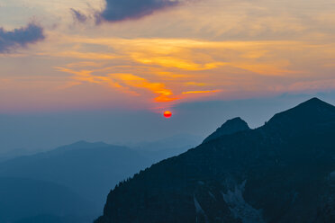 Deutschland, Bayern, Allgäu, Allgäuer Alpen, Blick vom Zeigersattel am Nebelhorn bei Sonnenuntergang - WGF01243