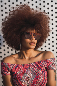 Porträt einer modischen Frau mit verspiegelter Sonnenbrille - KKAF01749