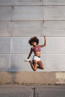 Modische junge Frau springt in die Luft - KKAF01752