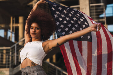 Porträt einer jungen Frau mit amerikanischer Flagge - KKAF01754