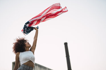 Junge Frau schwenkt amerikanische Flagge - KKAF01769