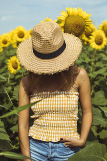 Unbekannte Frau mit Strohhut in einem Sonnenblumenfeld - ACPF00326
