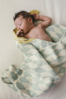 Neugeborener Junge in Decke eingewickelt - MFF04591