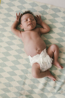 Neugeborenes Baby Junge in Windeln auf einer Decke liegend - MFF04593