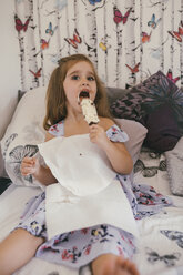 Kleines Mädchen isst Rieseneis in ihrem Zimmer - MFF04614