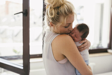 Mutter hält ihr weinendes Baby zu Hause an ihrer Schulter - MFF04622