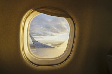 Blick aus dem Fenster auf die Tragfläche eines Flugzeugs - KKAF01797