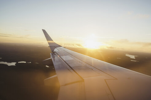 Tragfläche eines Flugzeugs bei Sonnenuntergang - KKAF01798