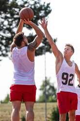 Zwei junge Männer spielen Basketball - STSF01738
