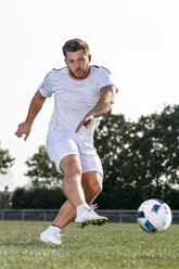 Junger Mann beim Fußballspielen - STSF01740