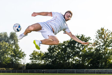 Junger Mann beim Fußballspielen - STSF01741